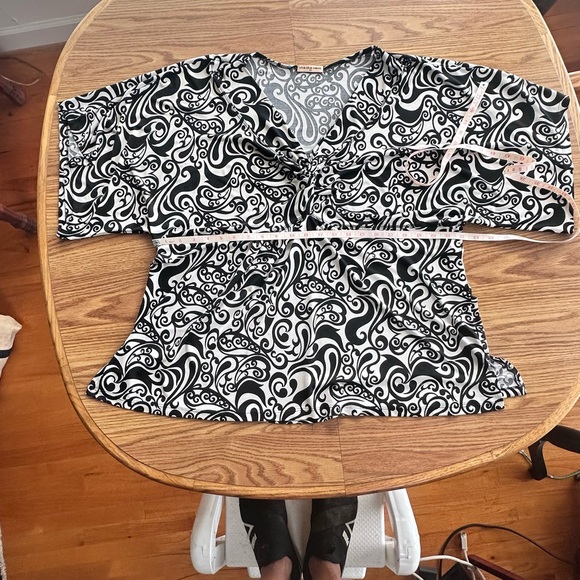 Cha Cha Vente Black and White Swirl Blouse, 2X, pit-to-pit 22” - Picture 4 of 5